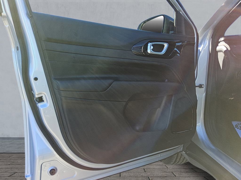 New 2026 Jeep Compass Latitude image 17