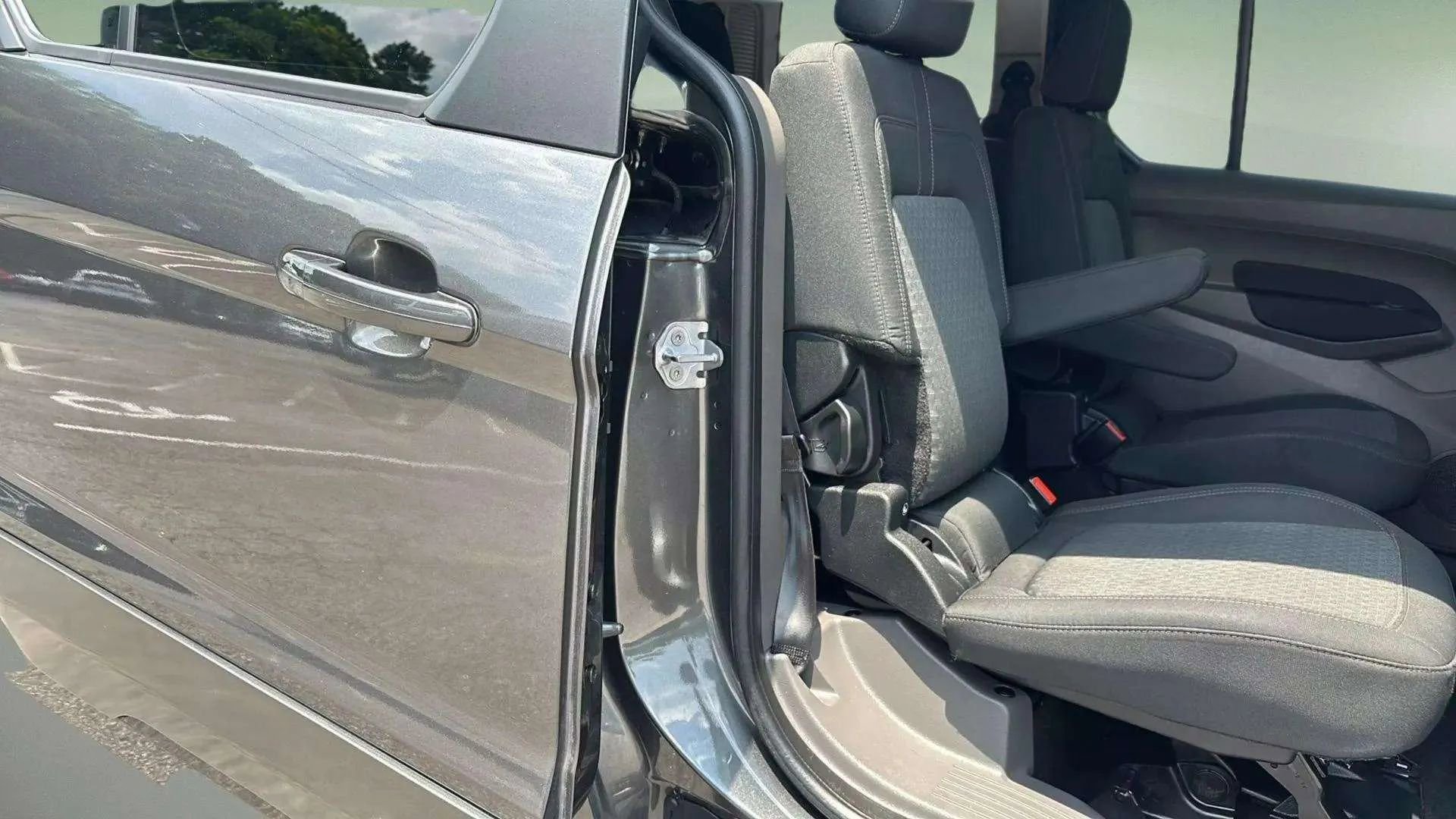 Used 2020 Ford Transit Connect XLT image 23