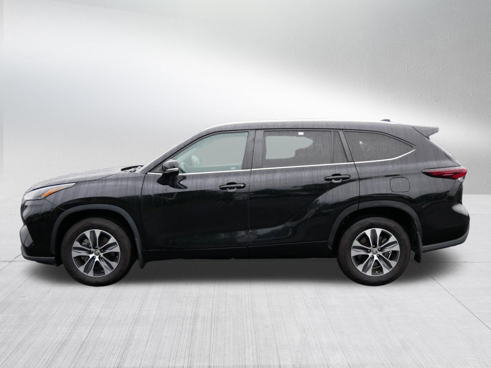 Used 2024 Toyota Highlander XLE AWD/4WD image 4