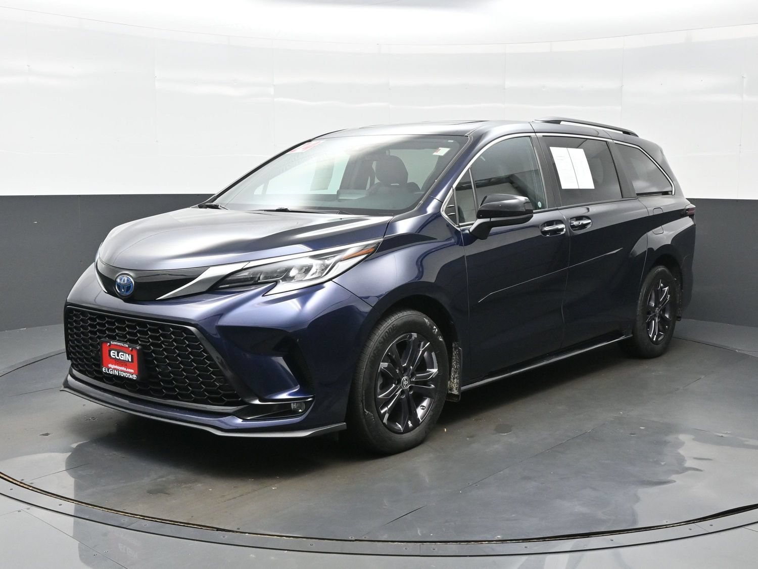 Used 2024 Toyota Sienna XSE AWD/4WD image 2