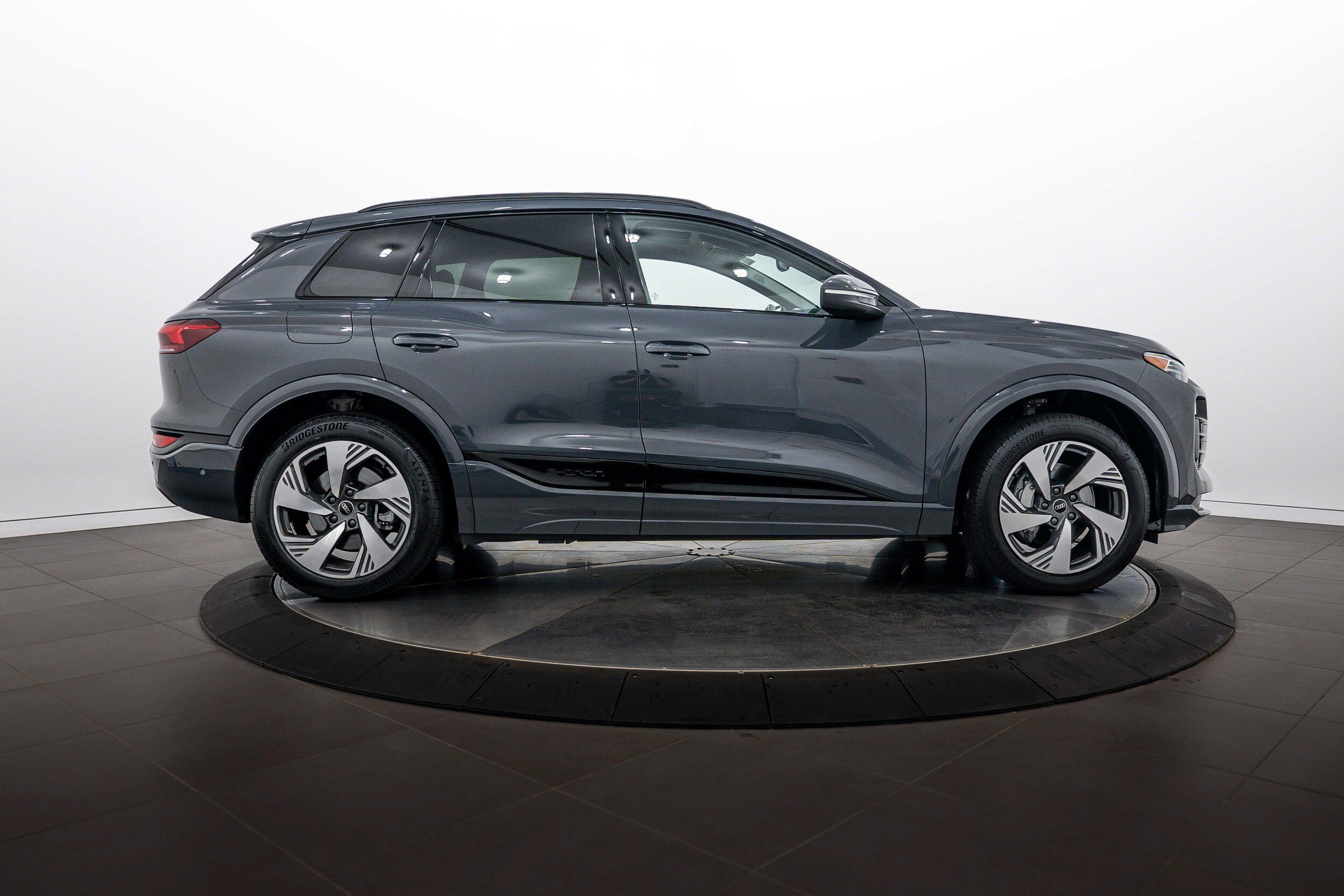 Used 2025 Audi Q6 e-tron Premium Plus w/ Premium Plus AWD/4WD image 3