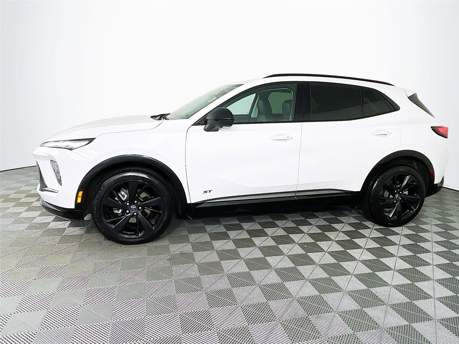 Used 2024 Buick Envision Sport Touring image 4