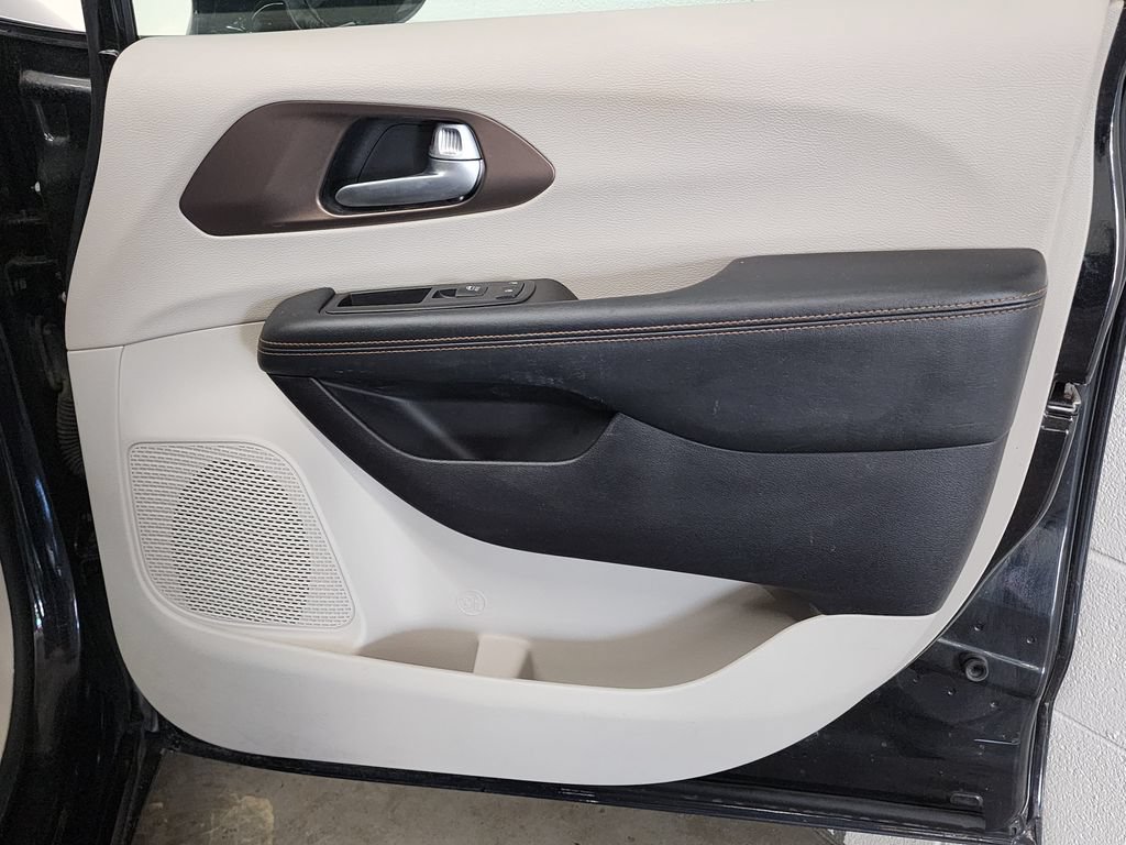 Used 2017 Chrysler Pacifica Touring-L FWD image 31