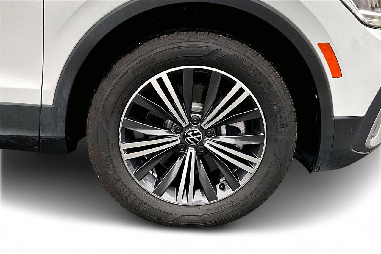 Used 2024 Volkswagen Tiguan SE image 32
