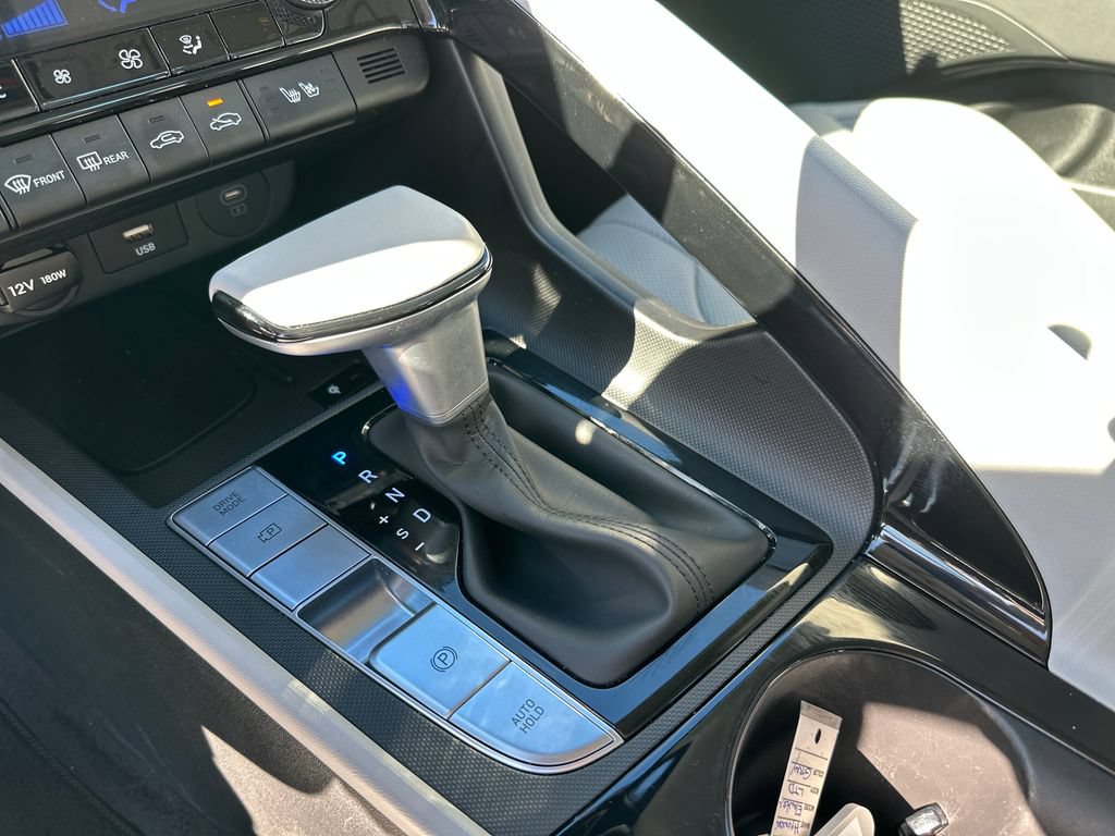 Certified 2025 Hyundai Elantra Limited FWD image 14