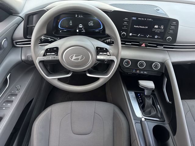 Used 2025 Hyundai Elantra SE image 9
