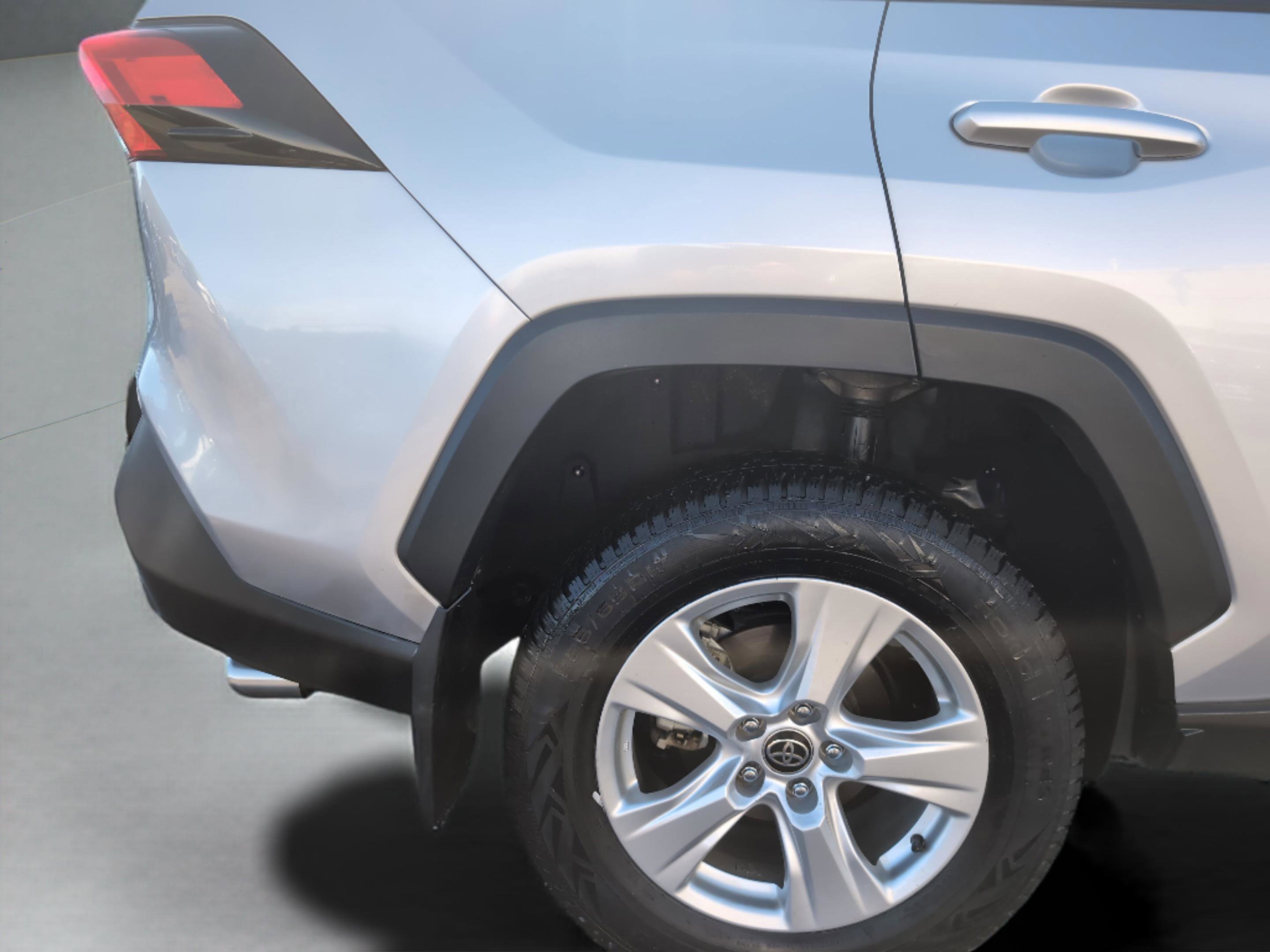 Used 2021 Toyota RAV4 XLE w/ Convenience Package AWD/4WD image 12