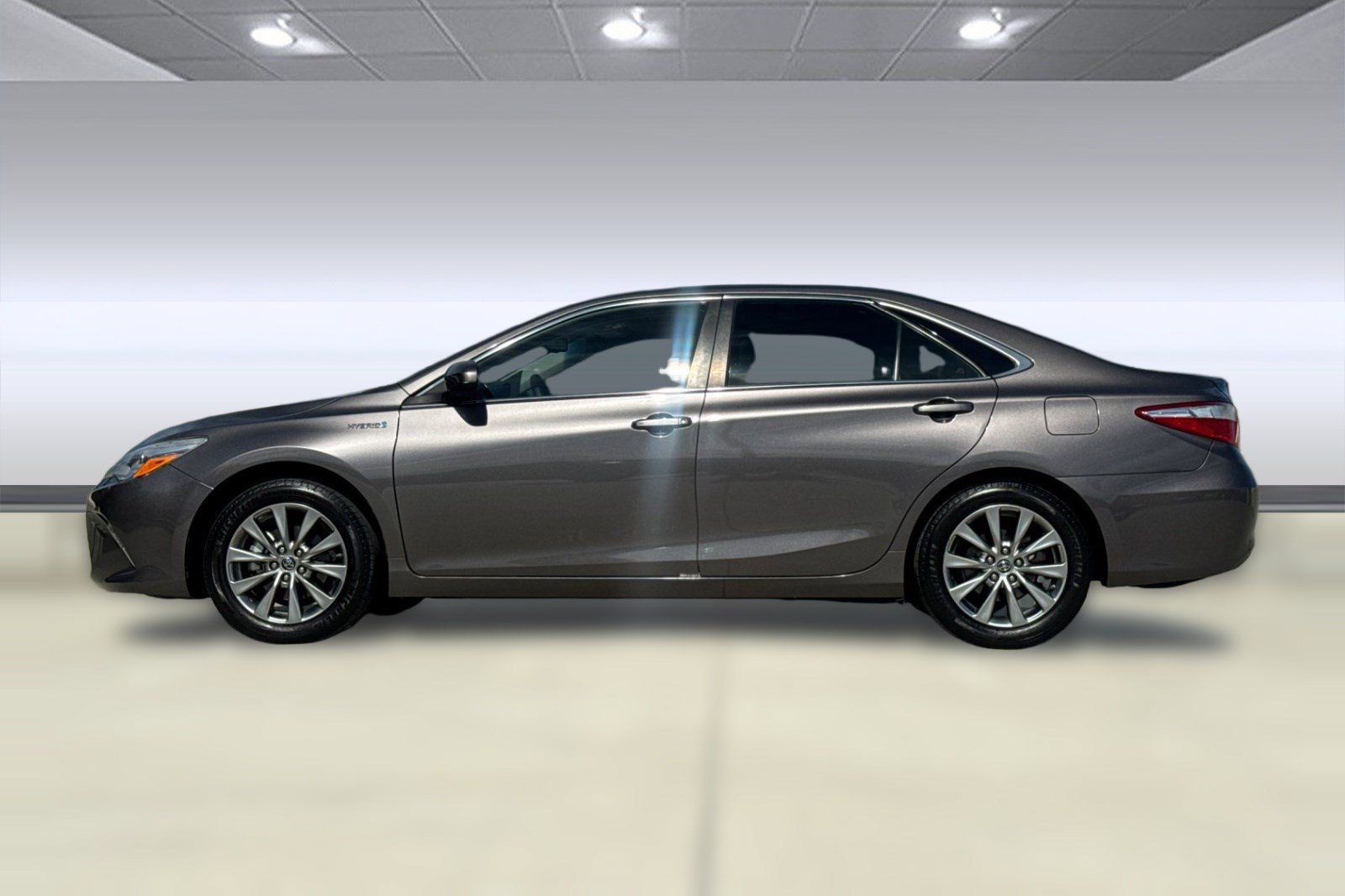 Used 2015 Toyota Camry XLE w/ Moonroof Package FWD image 2