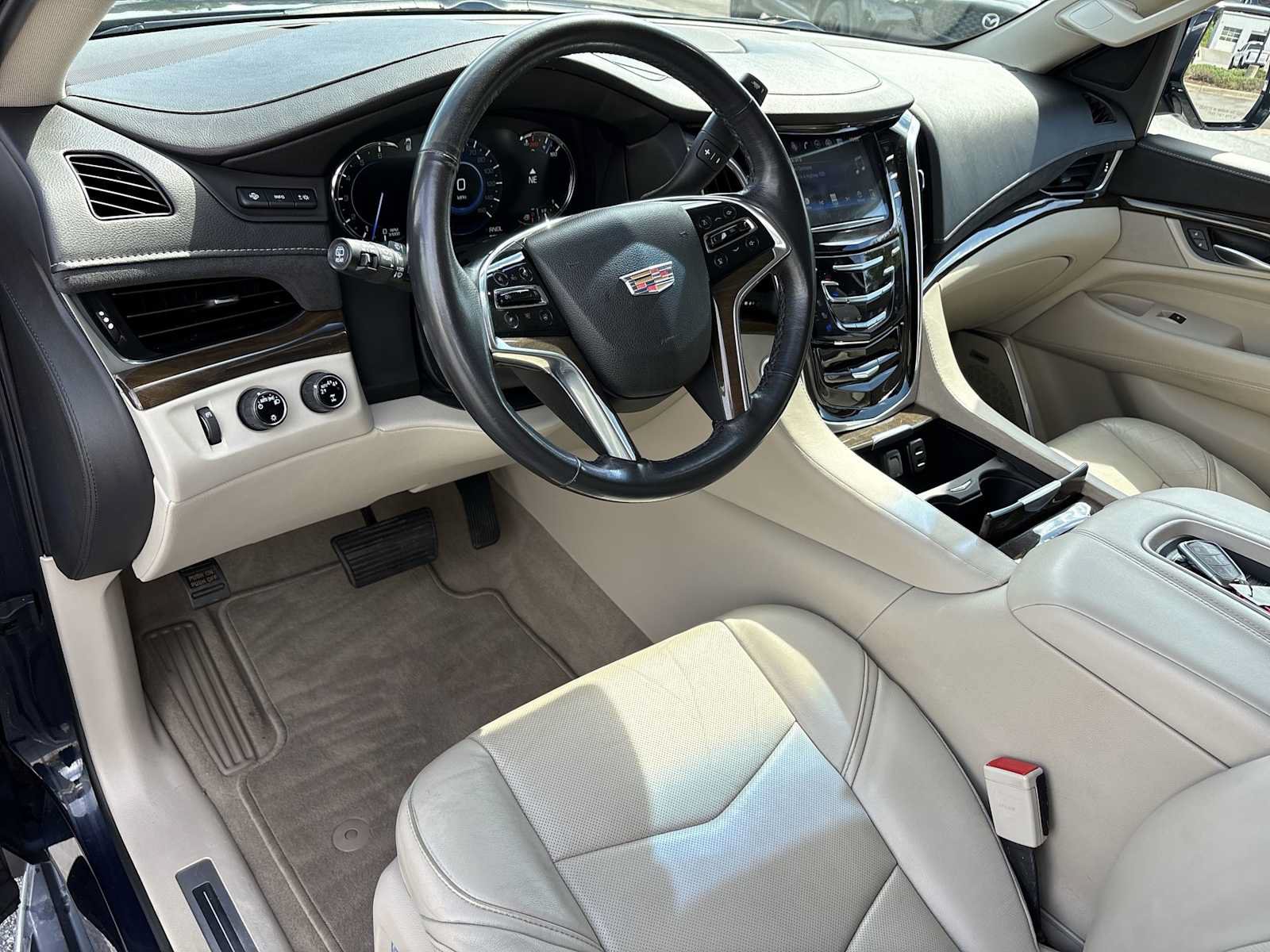 Used 2019 Cadillac Escalade ESV Luxury AWD/4WD image 10