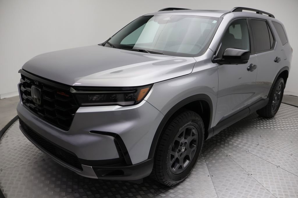 Used 2025 Honda Pilot TrailSport image 2