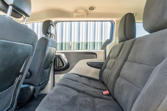 Used 2018 Dodge Grand Caravan SE w/ UConnect Hands-Free Group image 32