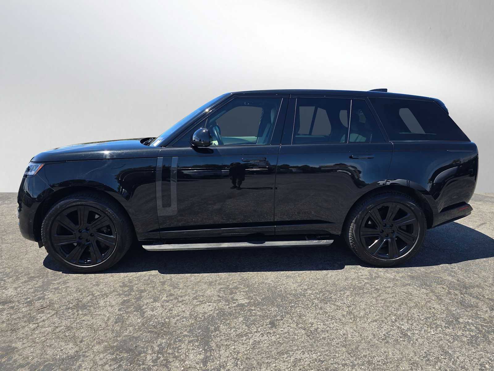 Used 2023 Land Rover Range Rover SE image 2