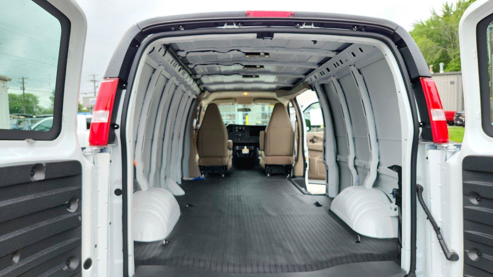 New 2026 Chevrolet Express 3500 Extended RWD image 21