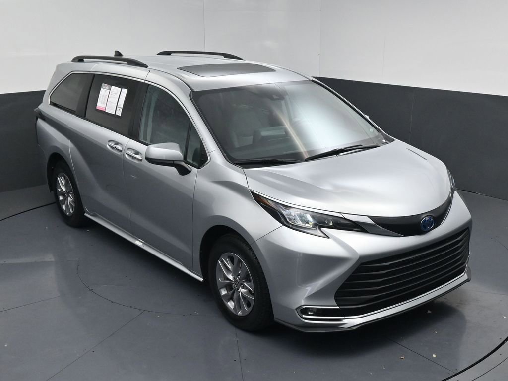Used 2024 Toyota Sienna XLE image 17
