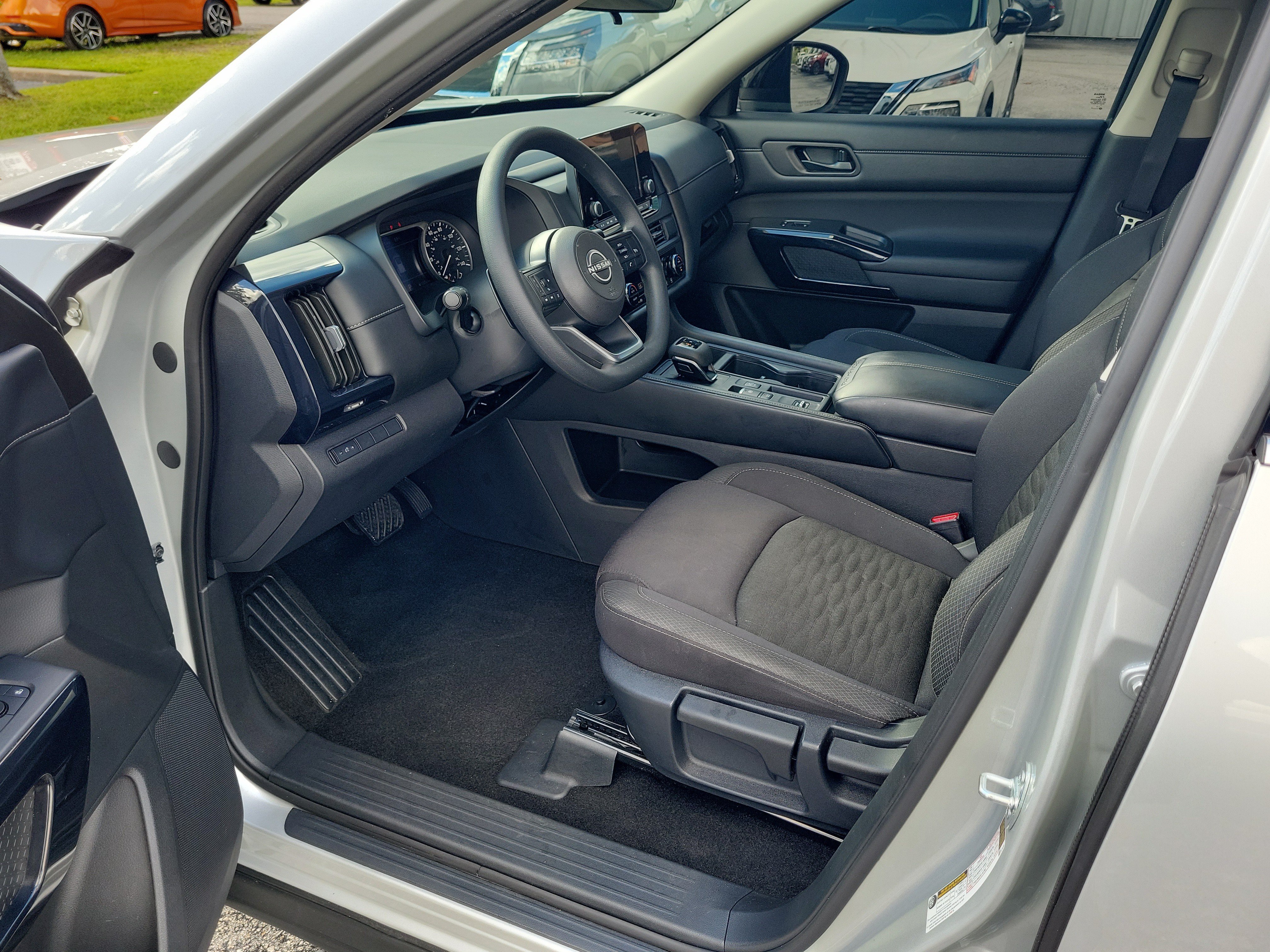 Certified 2025 Nissan Pathfinder S FWD image 11