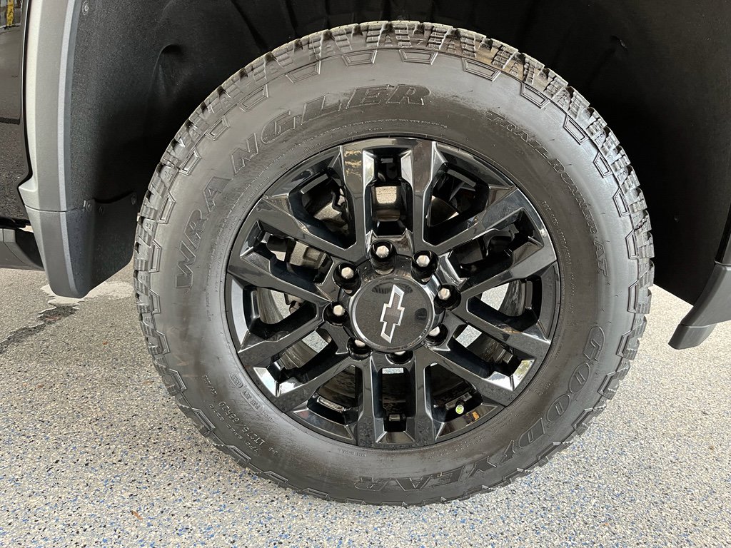 Used 2025 Chevrolet Silverado 2500 LTZ w/ LTZ Plus Package image 34