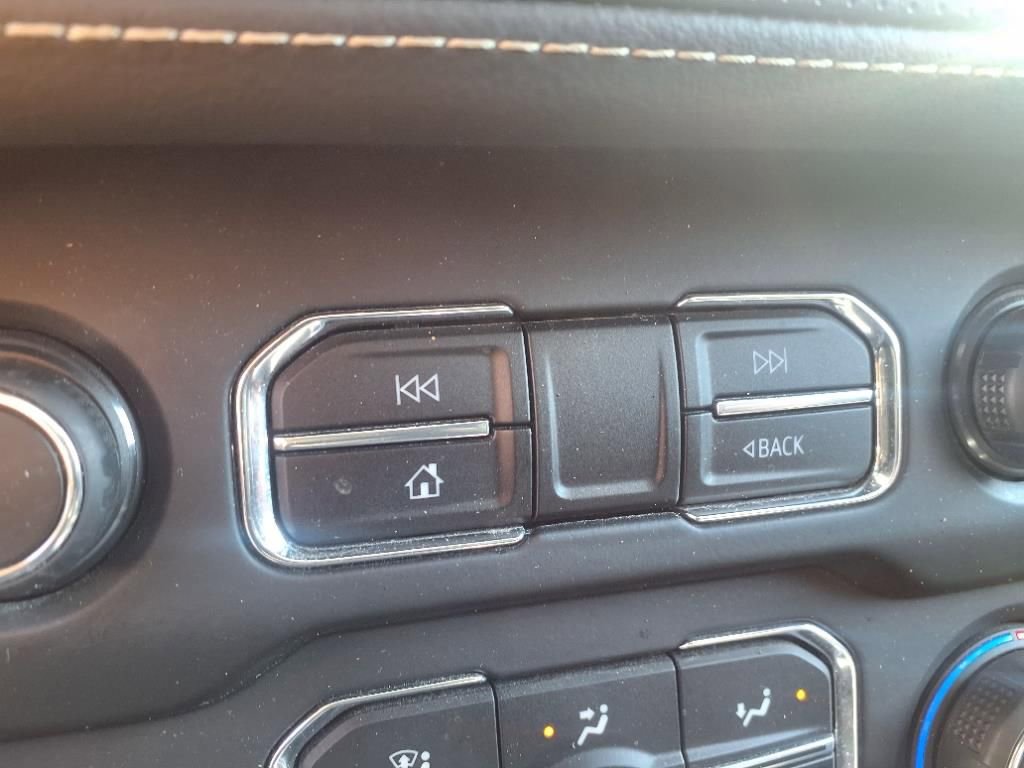 Used 2021 Chevrolet Suburban Premier w/ Premium Package image 32