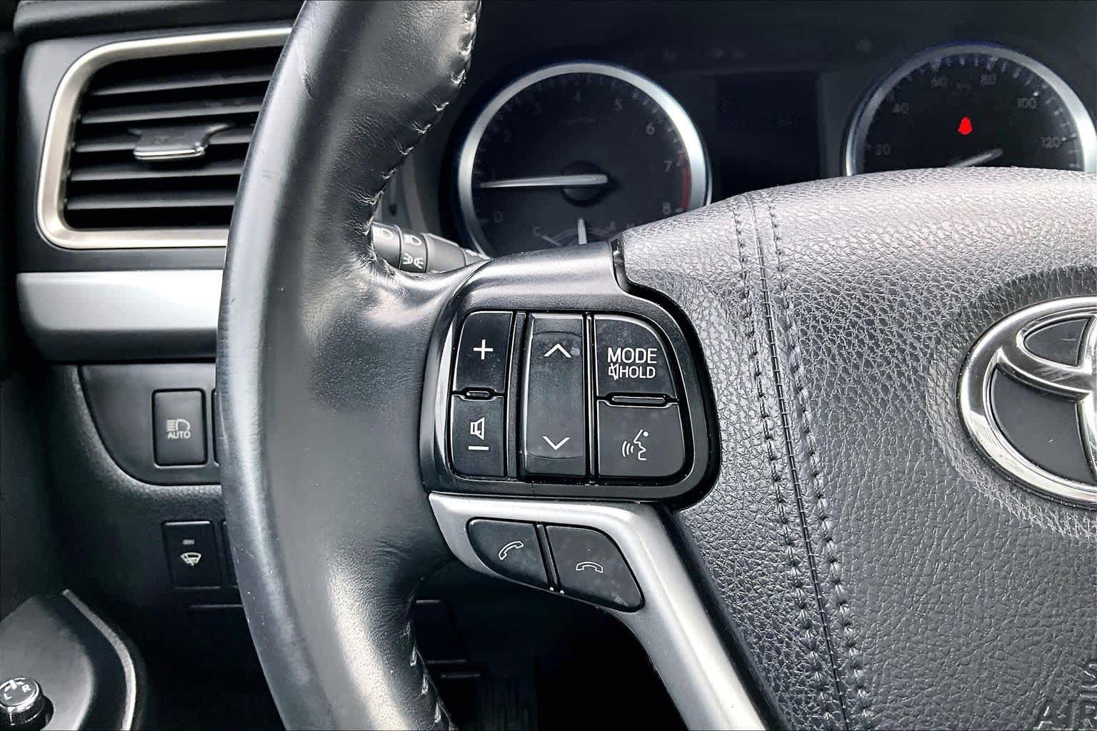 Used 2019 Toyota Highlander XLE AWD/4WD image 24
