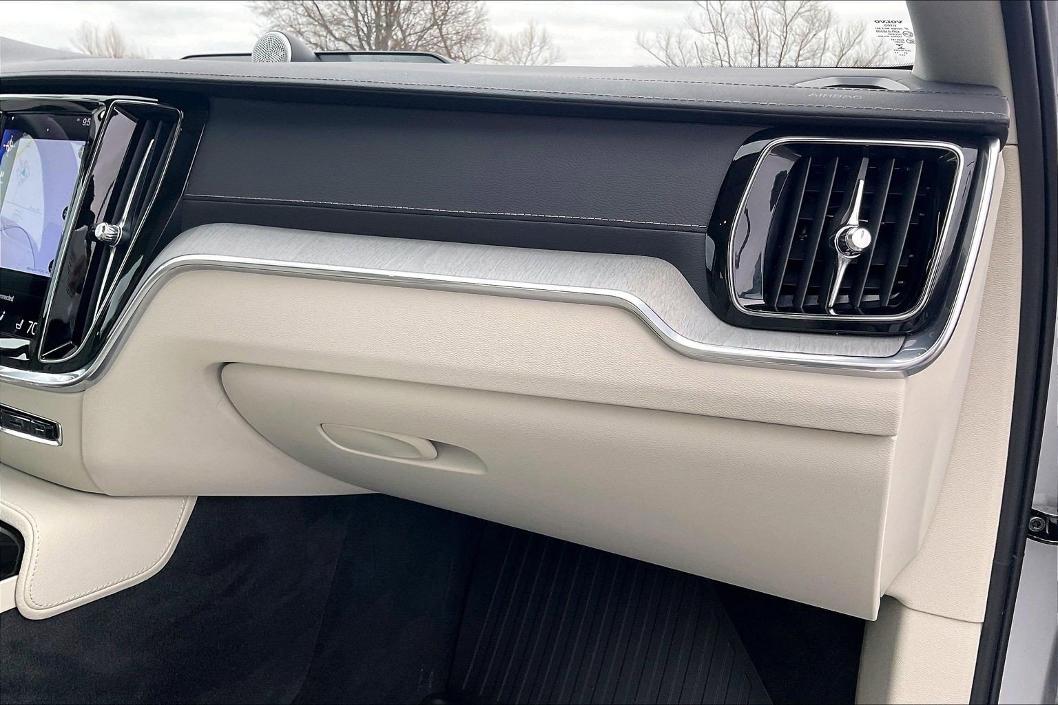 Used 2022 Volvo S60 T8 Inscription image 16