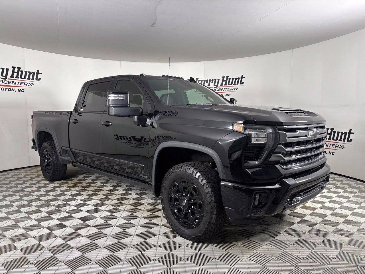 Used 2024 Chevrolet Silverado 2500 High Country w/ High Country Premium Package AWD/4WD image 3