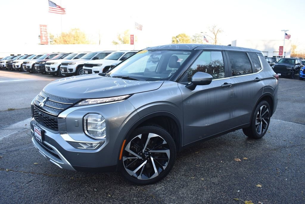 Used 2023 Mitsubishi Outlander SE image 13