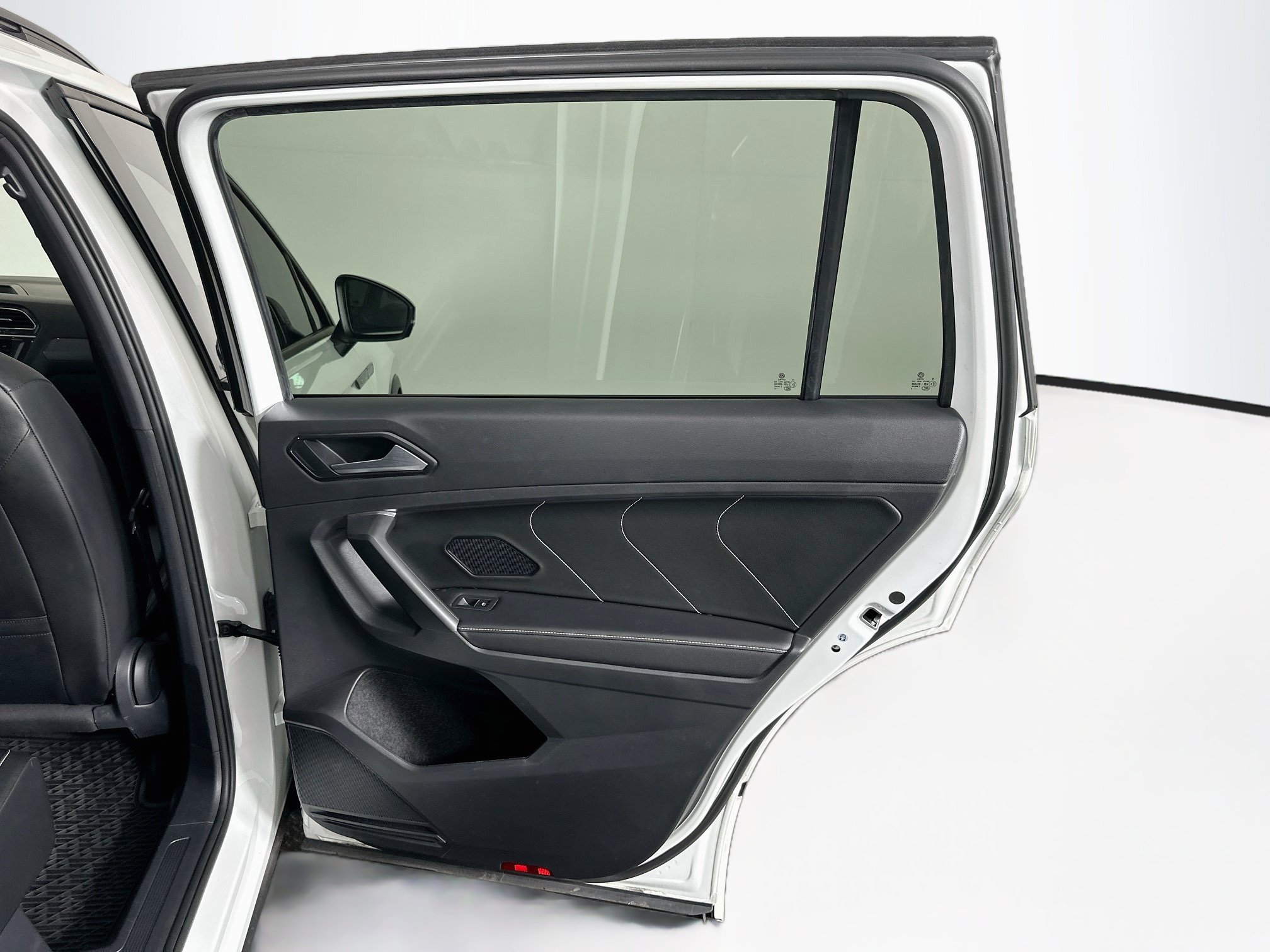 Used 2023 Volkswagen Tiguan SE R-Line FWD image 31