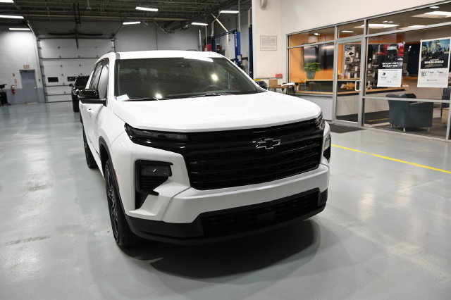 New 2027 Chevrolet Traverse LT w/ Midnight/Sport Edition FWD image 3
