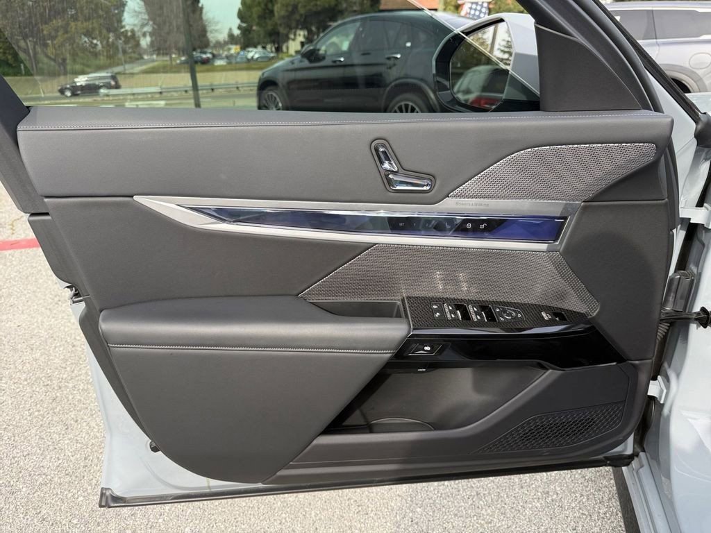 Used 2023 BMW 740i image 13
