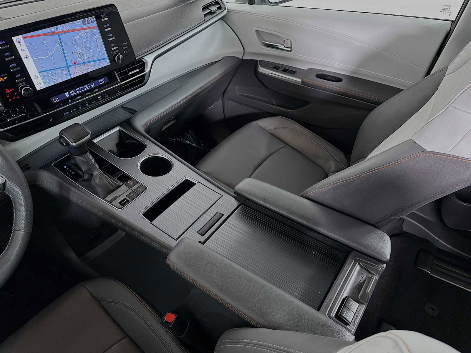 Used 2022 Toyota Sienna XSE FWD image 22