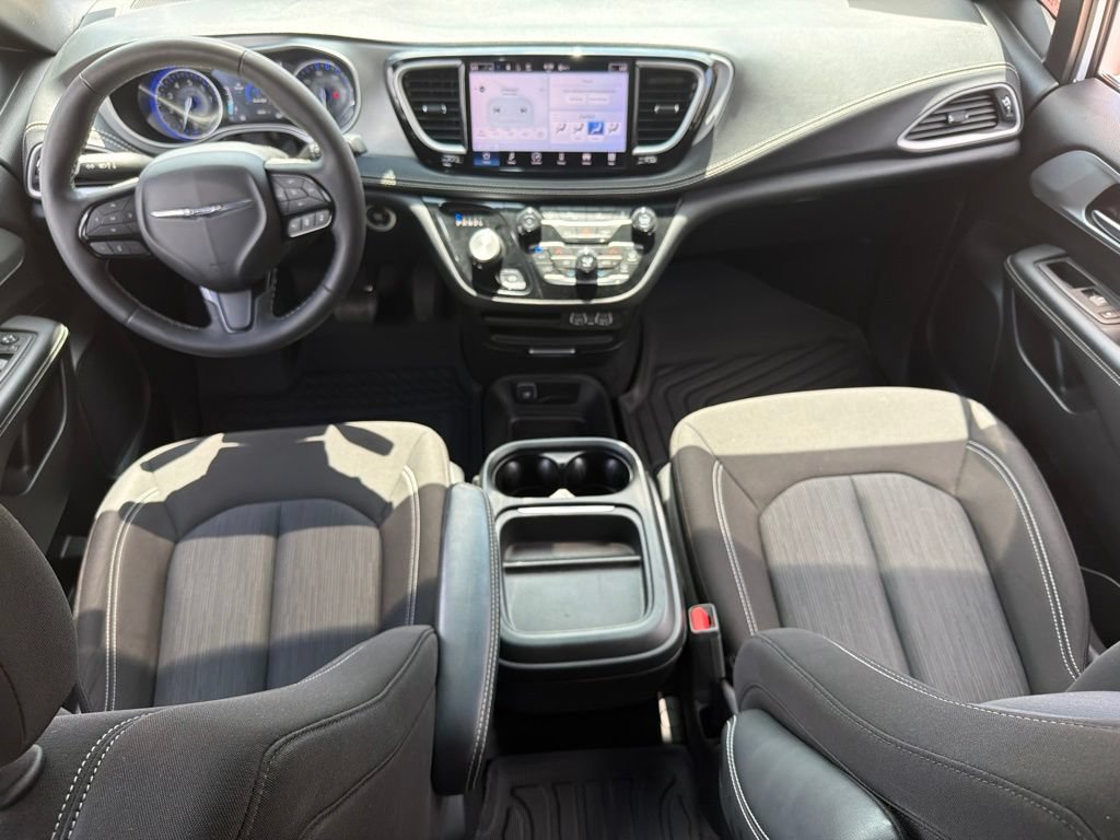 Used 2024 Chrysler Pacifica Touring FWD image 16