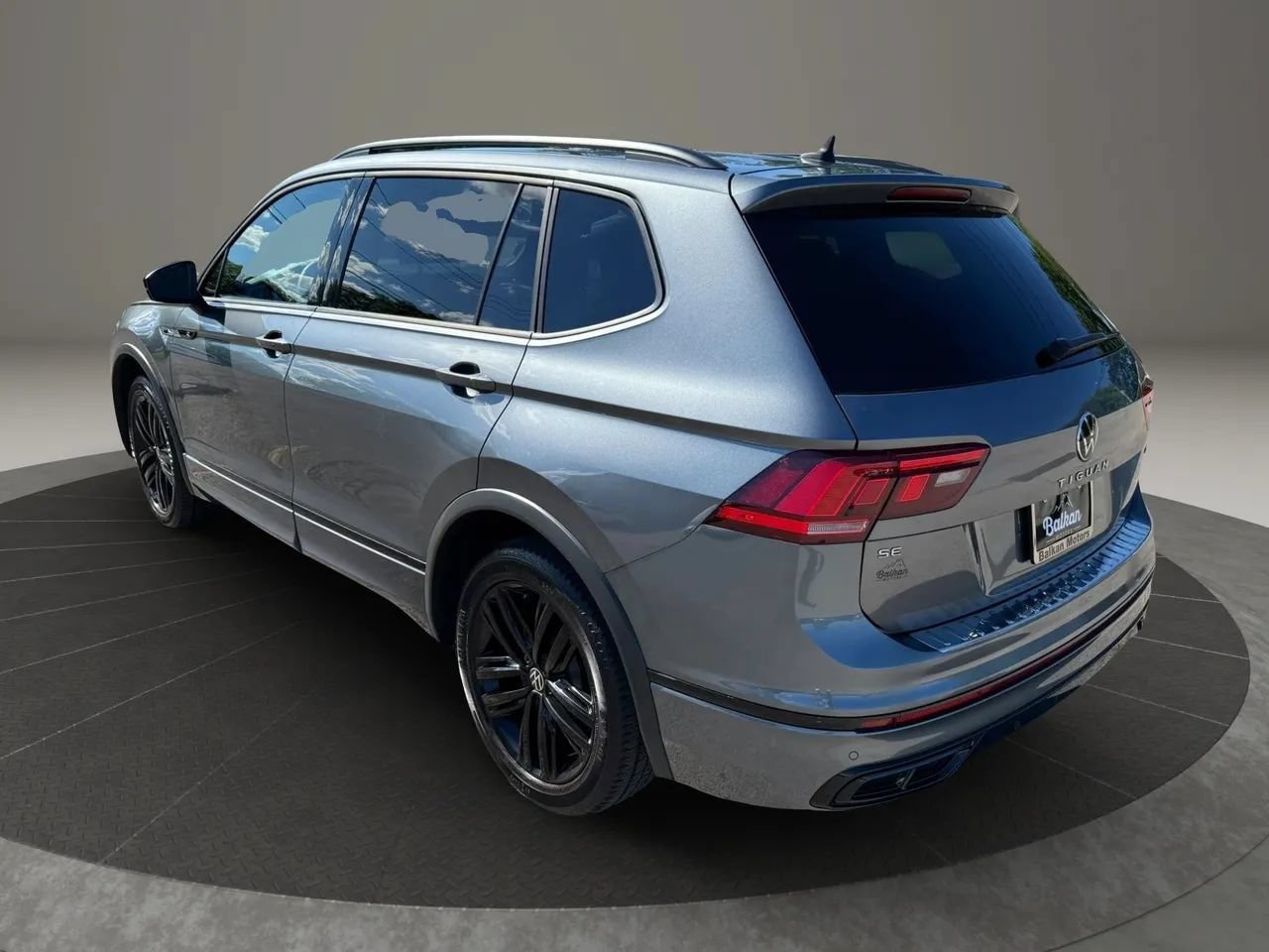 Used 2022 Volkswagen Tiguan SE R-Line AWD/4WD image 9
