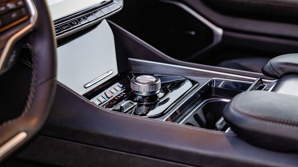 Certified 2024 Jeep Wagoneer Series II w/ Flexible Seating Group image 31