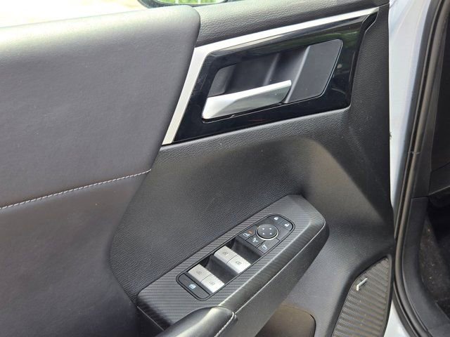 Used 2025 Mitsubishi Outlander AWD image 11