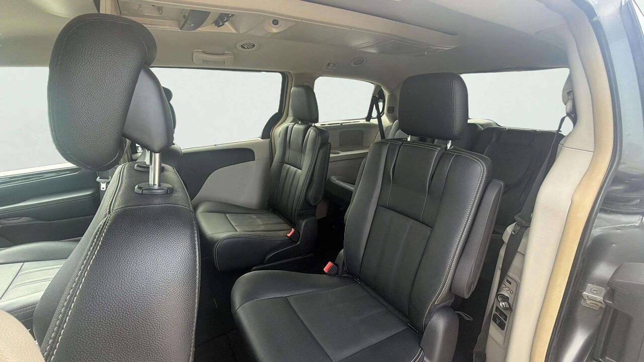 Used 2016 Chrysler Town & Country Touring w/ Driver Convenience Group FWD image 14