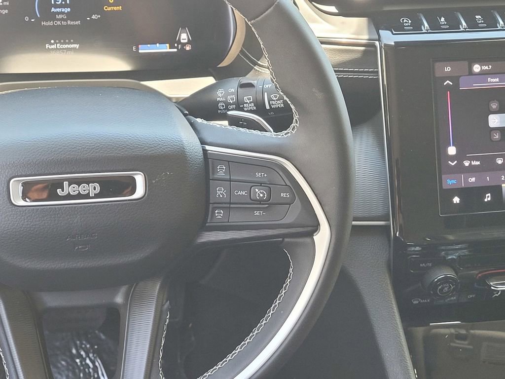 Used 2023 Jeep Grand Cherokee L Laredo image 12