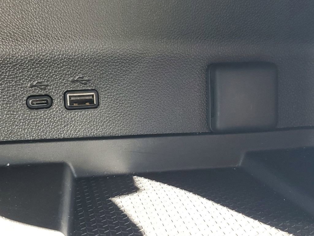 Used 2025 Chevrolet Traverse LT image 32