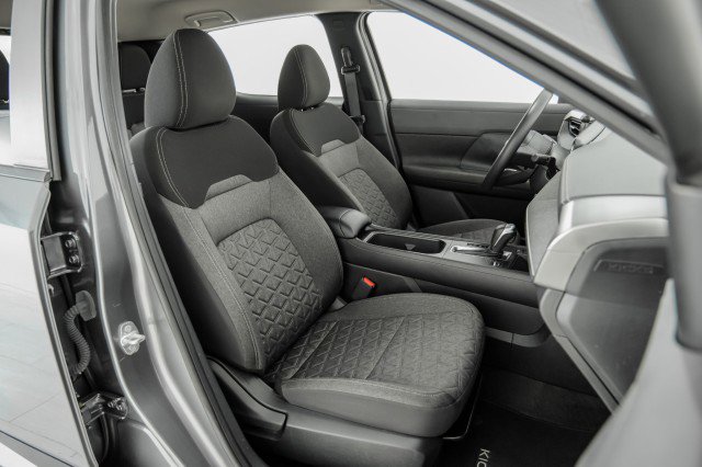 Used 2025 Nissan Kicks SV image 31