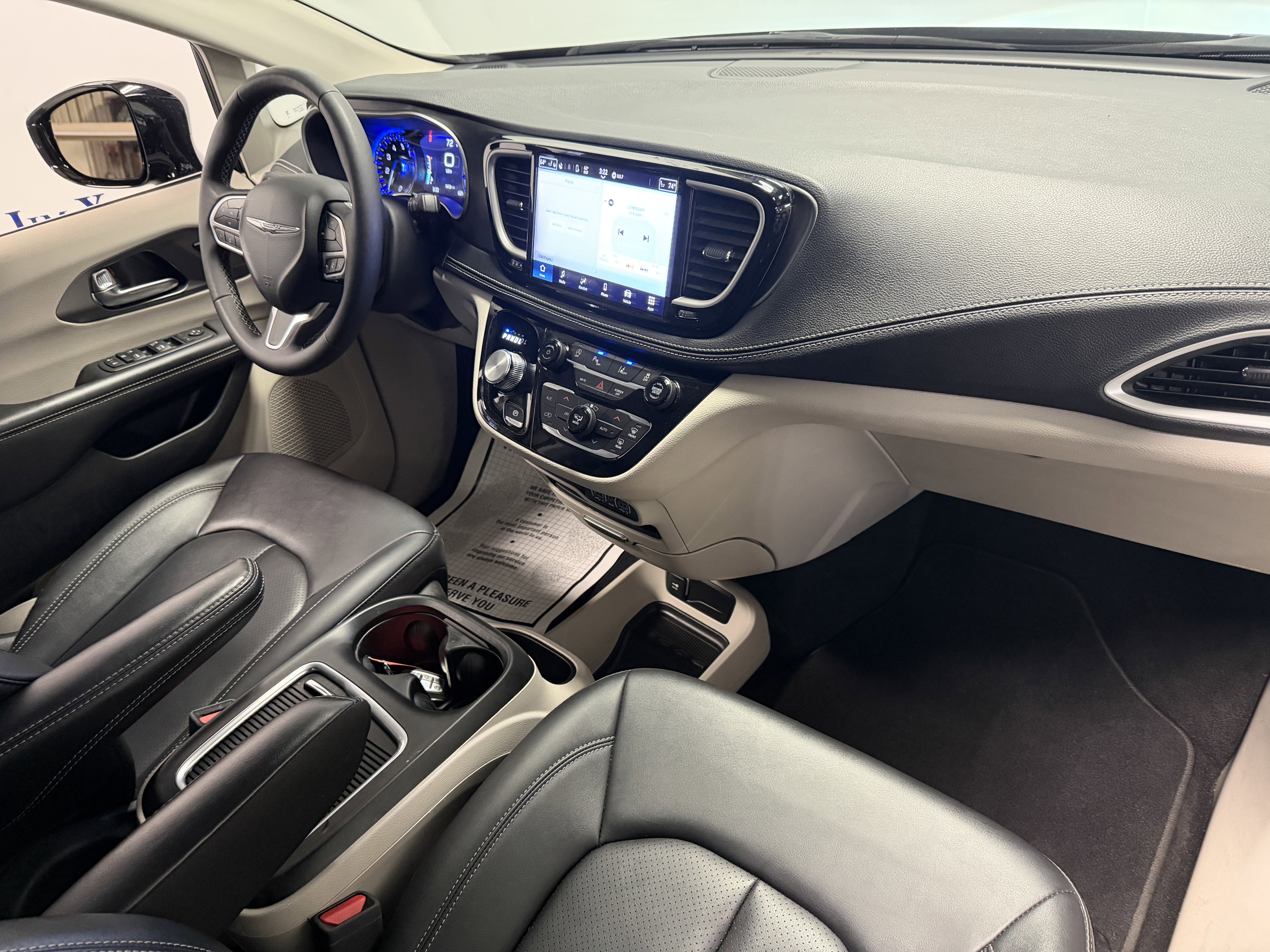 Used 2024 Chrysler Pacifica Touring-L image 21