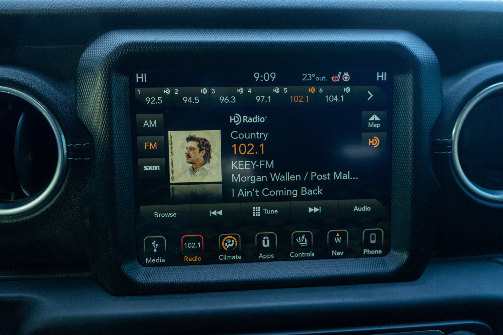 Used 2018 Jeep Wrangler Unlimited Sahara w/ Uconnect 4C Nav & Sound Group image 18