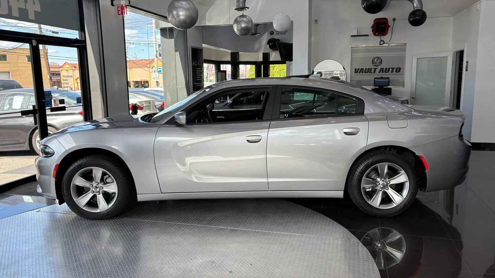 Used 2016 Dodge Charger SXT w/ Navigation & Travel Group RWD image 8