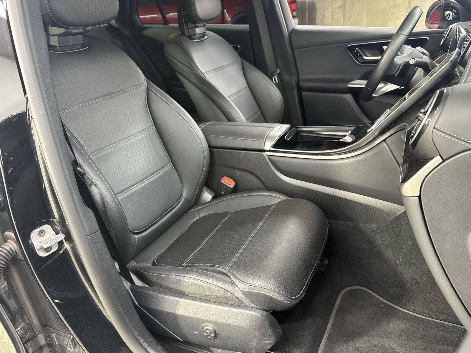 Used 2025 Mercedes-Benz GLC 300 4MATIC image 39