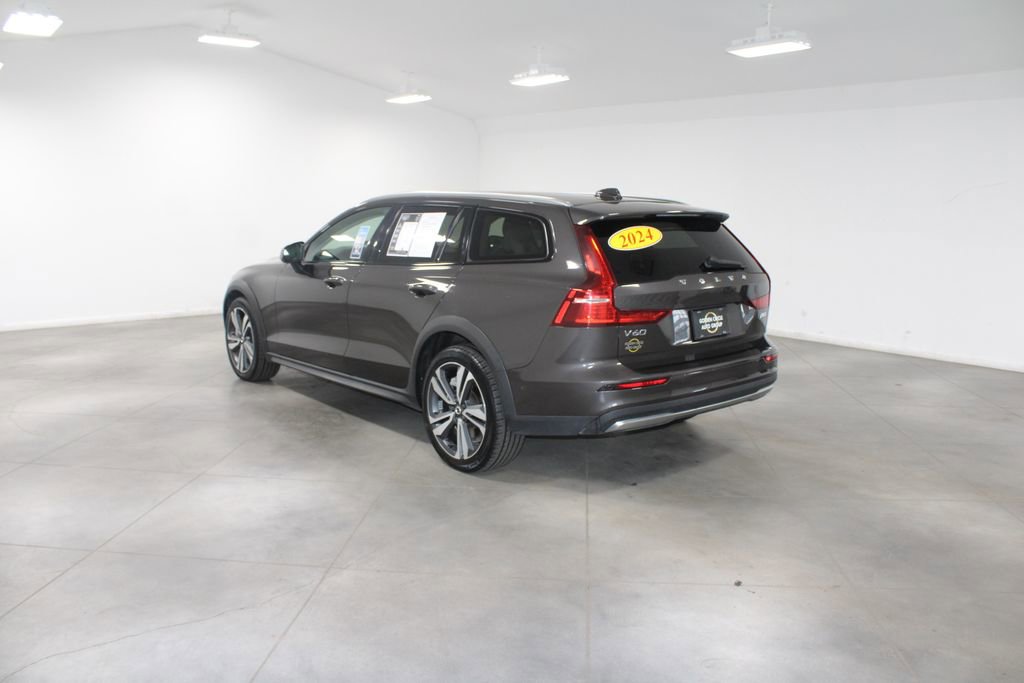Used 2024 Volvo V60 B5 Cross Country Plus image 7