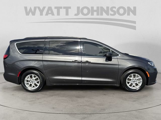Used 2022 Chrysler Pacifica Touring-L image 6