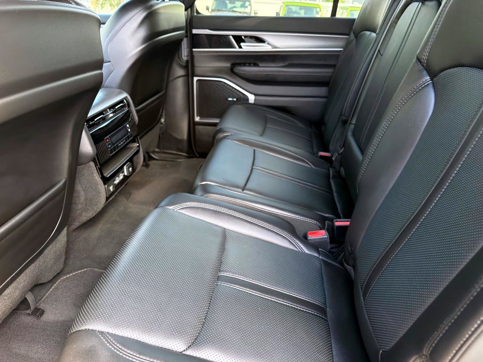 Used 2025 Jeep Wagoneer 4WD image 6