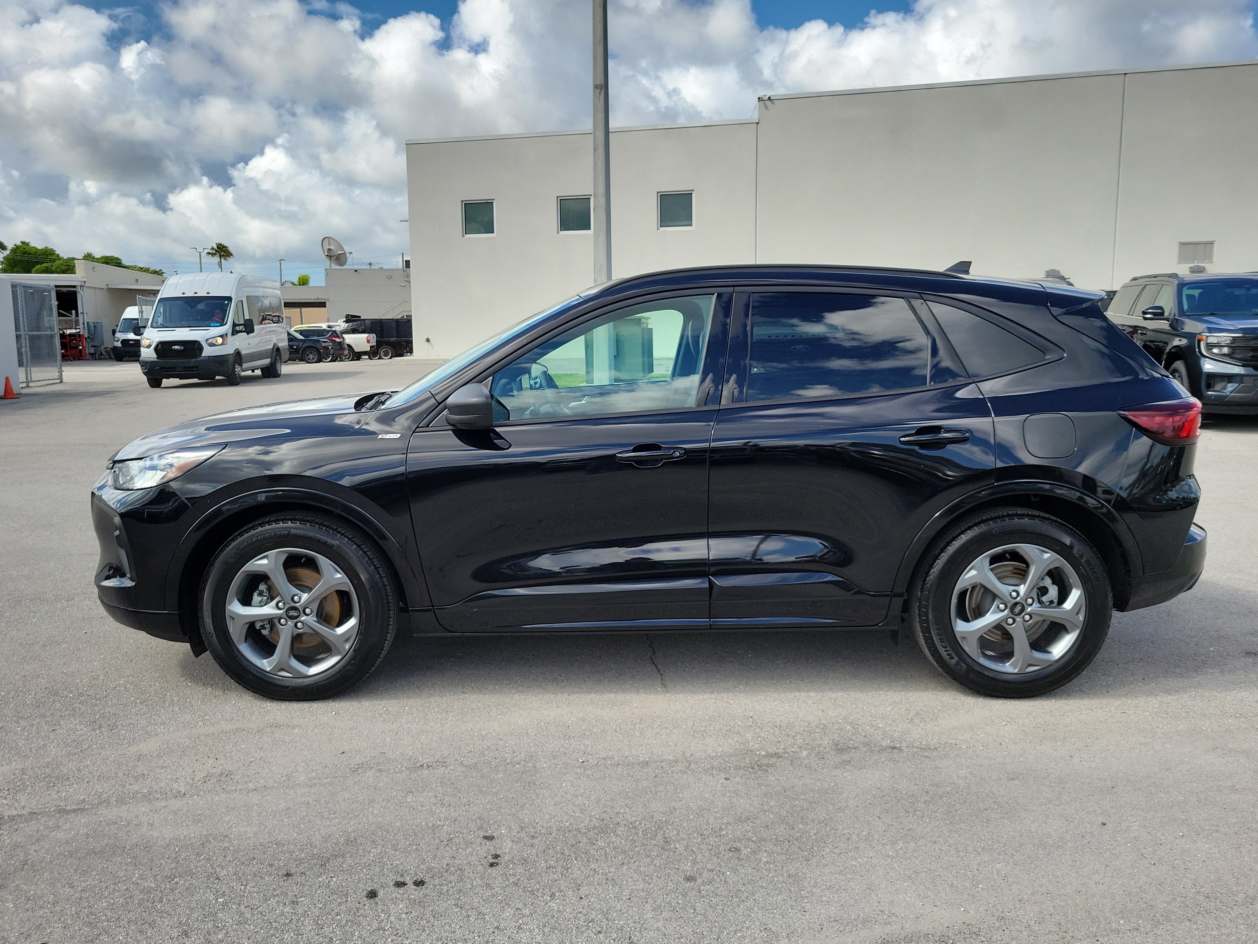 Used 2024 Ford Escape ST-Line w/ Tech Pack #1 FWD image 8