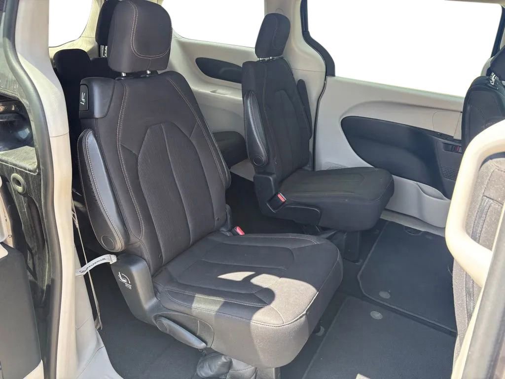 Used 2017 Chrysler Pacifica Touring w/ Tire & Wheel Group FWD image 26