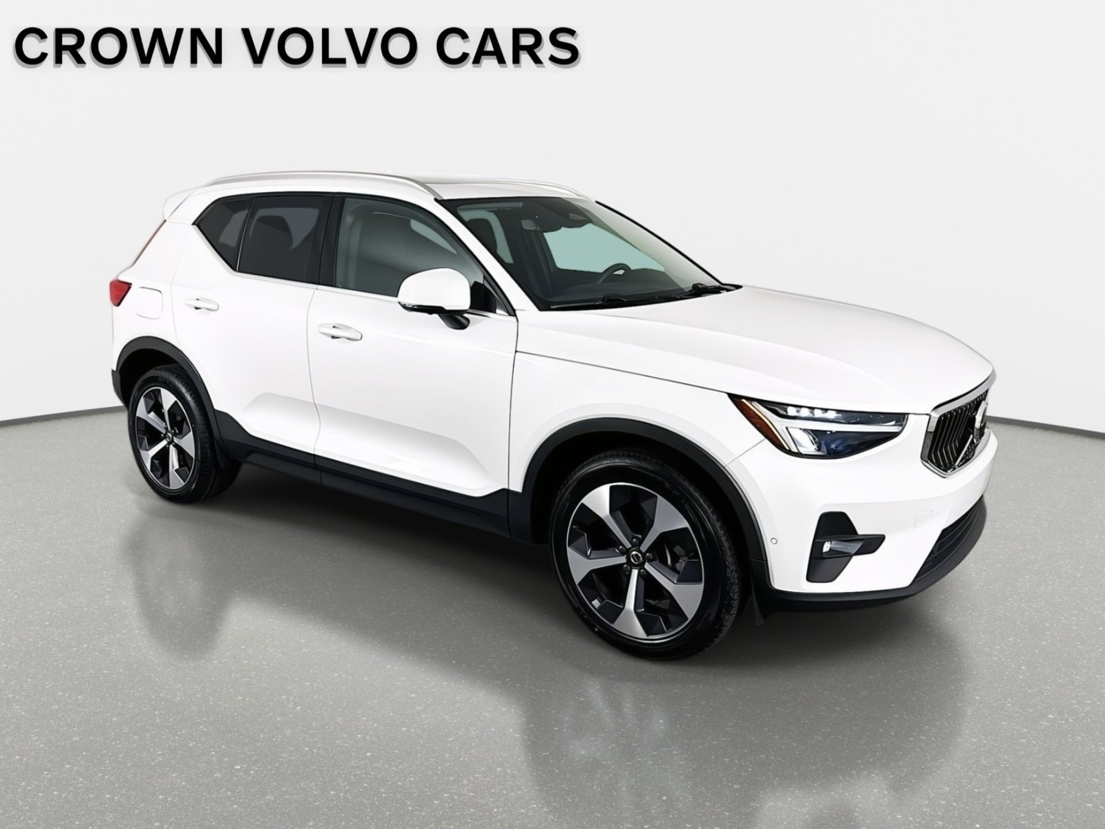 Used 2023 Volvo XC40 B4 Plus w/ Driver Assist Package image 4