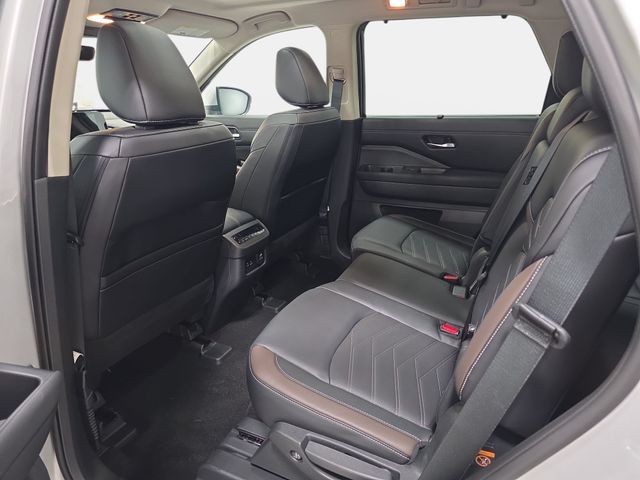 Used 2024 Nissan Pathfinder Platinum w/ Cargo Package AWD/4WD image 12