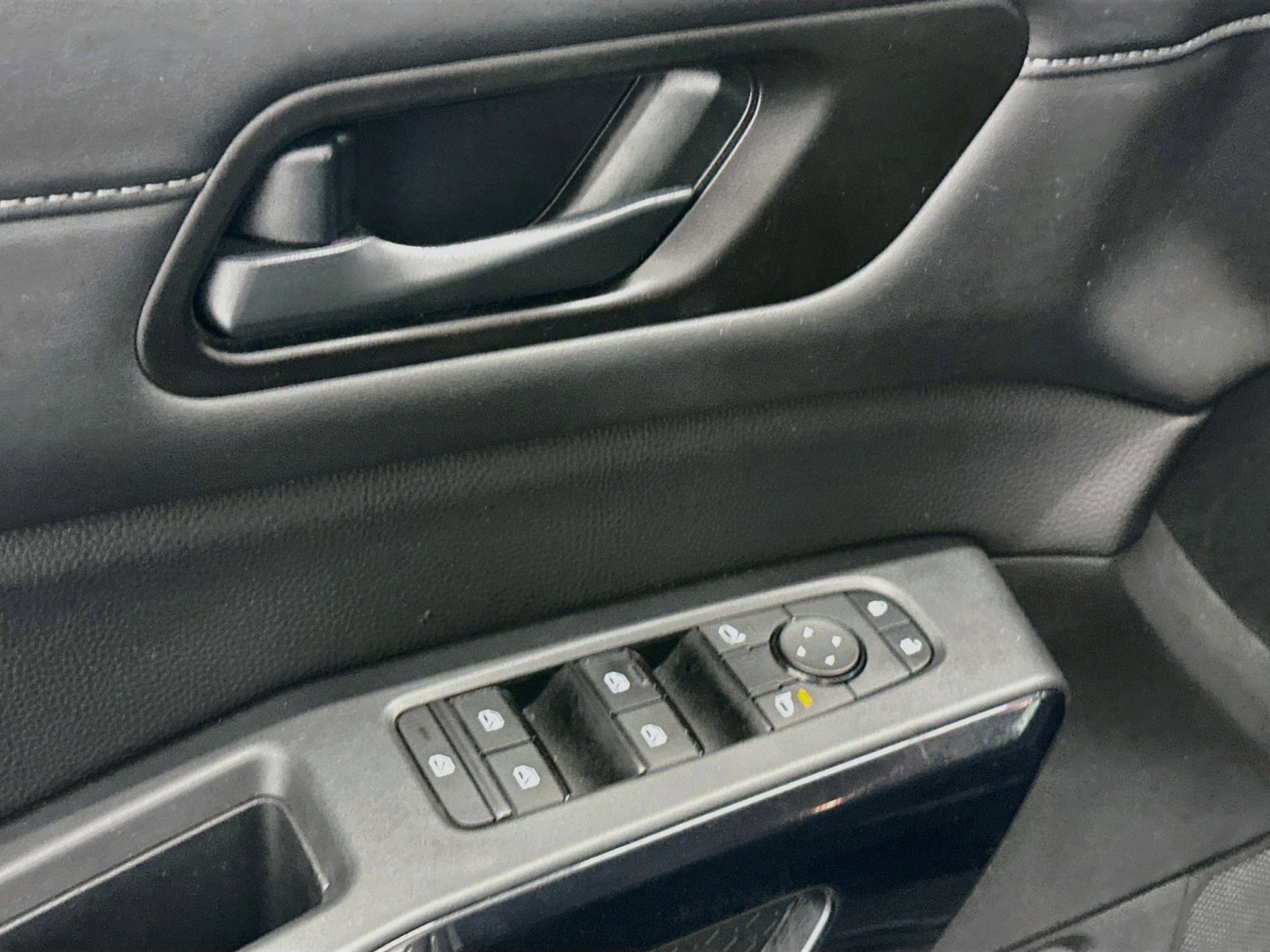 Used 2025 Nissan Pathfinder SV AWD/4WD image 15