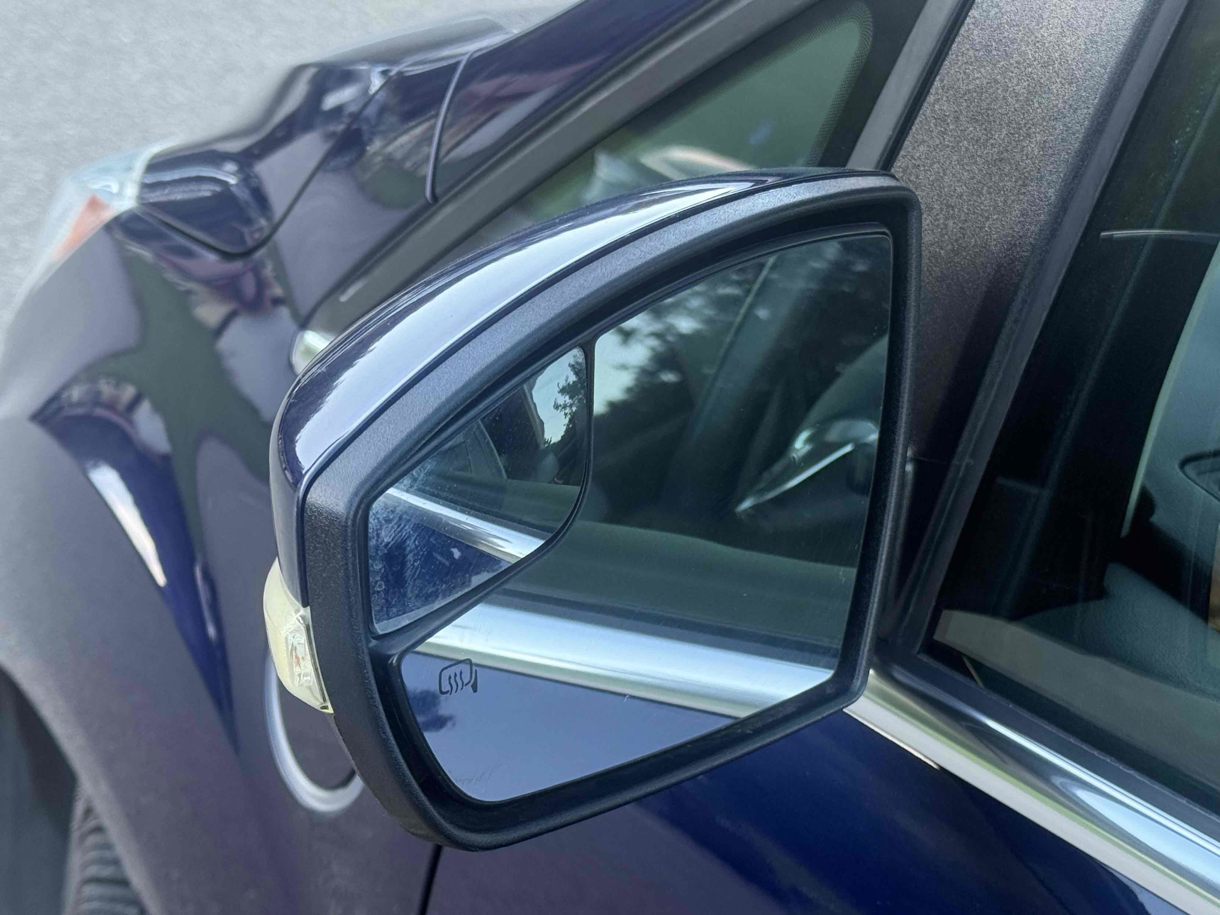 Used 2017 Ford C-MAX Energi Titanium FWD image 16